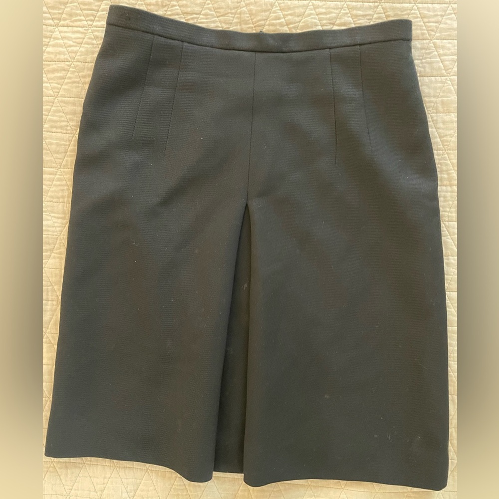 AKRIS punto Front Center Pleat Finely Textured Wool Twill Skirt in Black Size 10